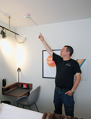 Andreas Lundqvist, Seal Scandinavia, visar rökdetektorn med inbyggd sirén, som installeras i varje rum.