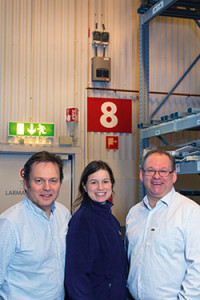 Thomas Lindberg, Elektroskandia, Lina Sjöström Risbecker, operations manager vid IKEA Gävle samt Thomas Rosén, JT Security, på Tag-det-själv lagret. I bakgrunden syns de samplande detektorerna till brandlarmet SecuriFire.