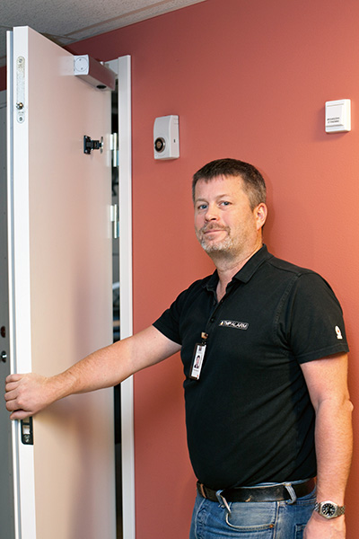 Thomas Isaksson visar de adresserbara och slingmatade dörrhållarmagneterna.